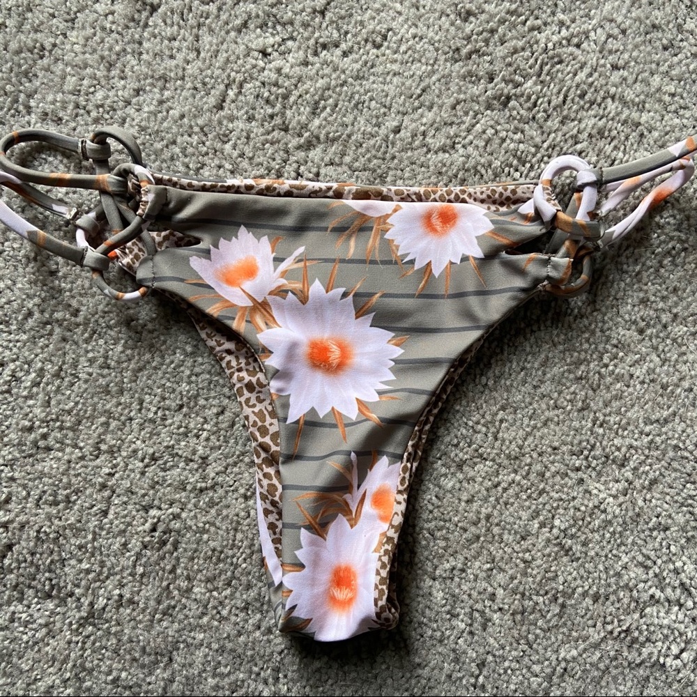 L Acacia Molokini Bottom in Dragon Stripe